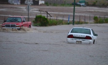 lluvia intensa carros inundados