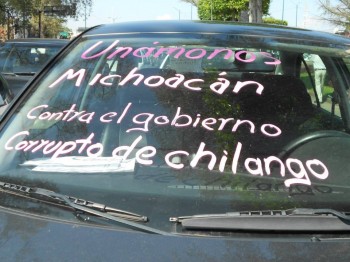 manifestación policías despedidos de Michoacán contra gobierno corrupto chilango