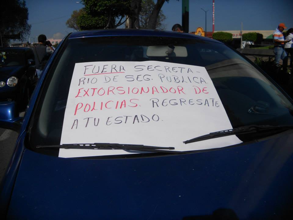 manifestación policías despedidos de Michoacán