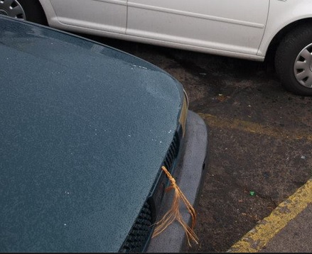 Por cosas de la vida no tengo una mejor foto de mi carro, esta la saque semanas atrás que le quitaron las placas y no quise dar mordida al Tránsito, pero tiene su "mecatito" para amarrar la defensa...