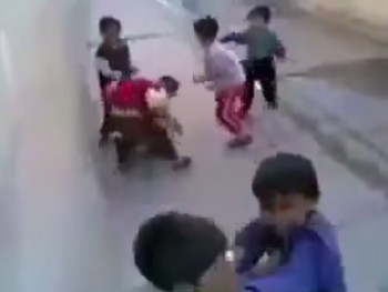 niños peleando komander