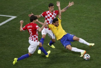 penal-Fred-marco-arbitro-poli_MILIMA20140612_0376_32