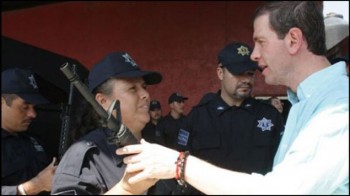 Juana Reyes autodefensa Fuerza Rural de Tepalcatepec Michoacán con Alfredo Castillo