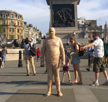 Hombre vestido con piel de gallina