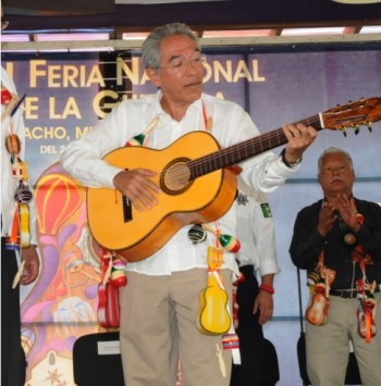 Salvador Jara tocando la guitarra
