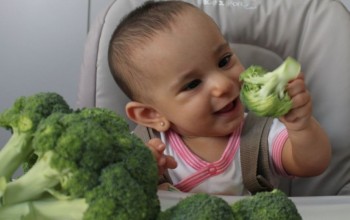 bebé comiendo brócoli