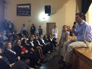 comisionado castillo sentado escritorio