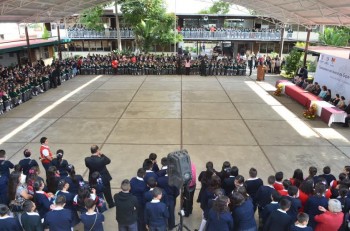 escuela patio honores a la bandera Morelia