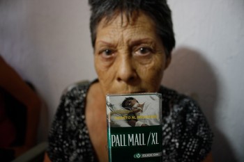 foto mujer denuncia a tabacaleras
