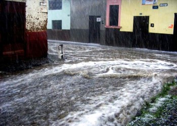 lluvia río en calle Michoacán