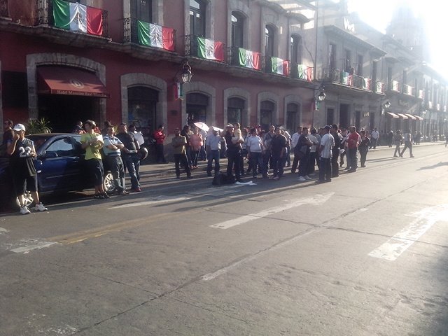 policias se manifiestan frente al congreso morelia