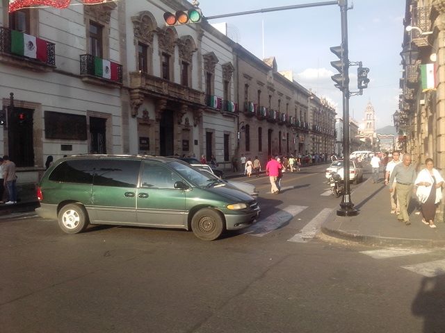 policias se manifiestan frente al congreso morelia