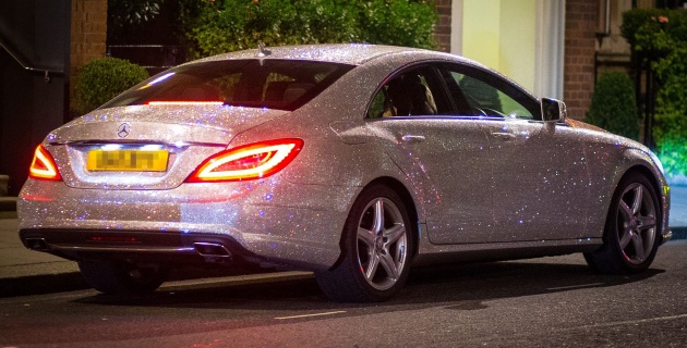 Estudiante adorna su Mercedes Benz con un millón de cristales Swarovski