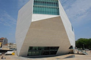 Casa de Música (Oporto, Portugal). Un edificio que bien parece acabado a golpe de hacha…