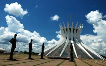 Catedral de Brasilia (Brasil). Sinceramente, sólo falta el ovni o bien una sartén sobre ese gran ‘fogón’.