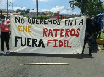 Pancarta de Normalistas en Manifestación. Fuente: @MolineroVial