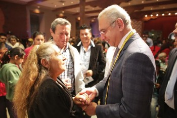 Salvador Vega saludando a mujer