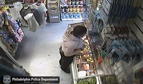 #VIDEO: A Punta De 'Plátano' Asalta Una Tienda