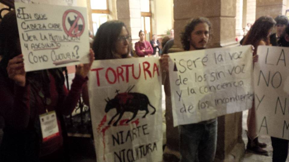 animalistas se manifiestan en el congreso
