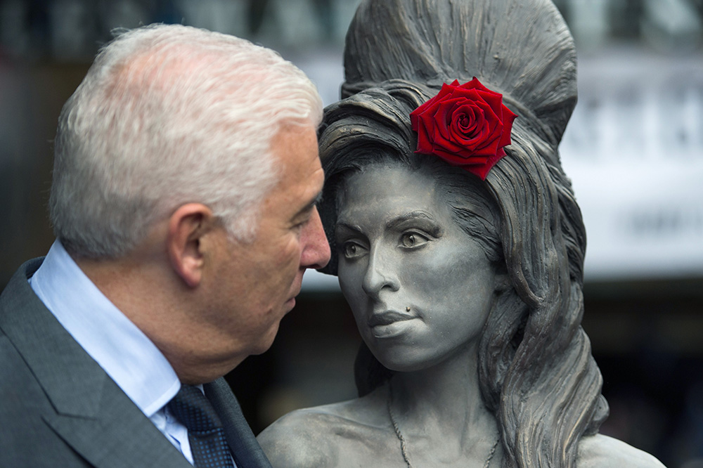 estatua de Amy Winehouse y su padre Mitch
