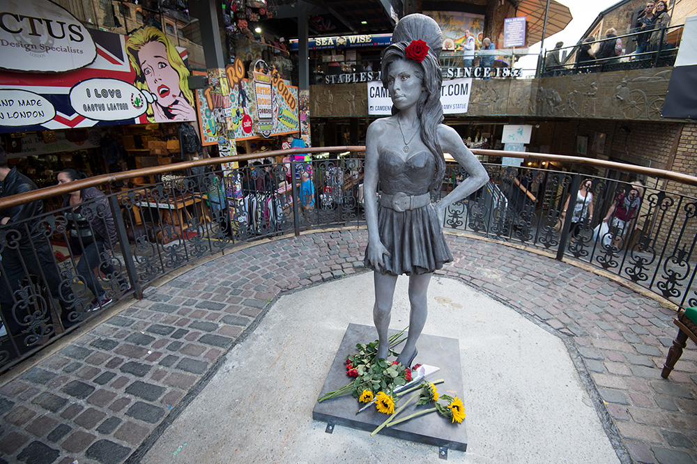 estatua de Amy Winehouse