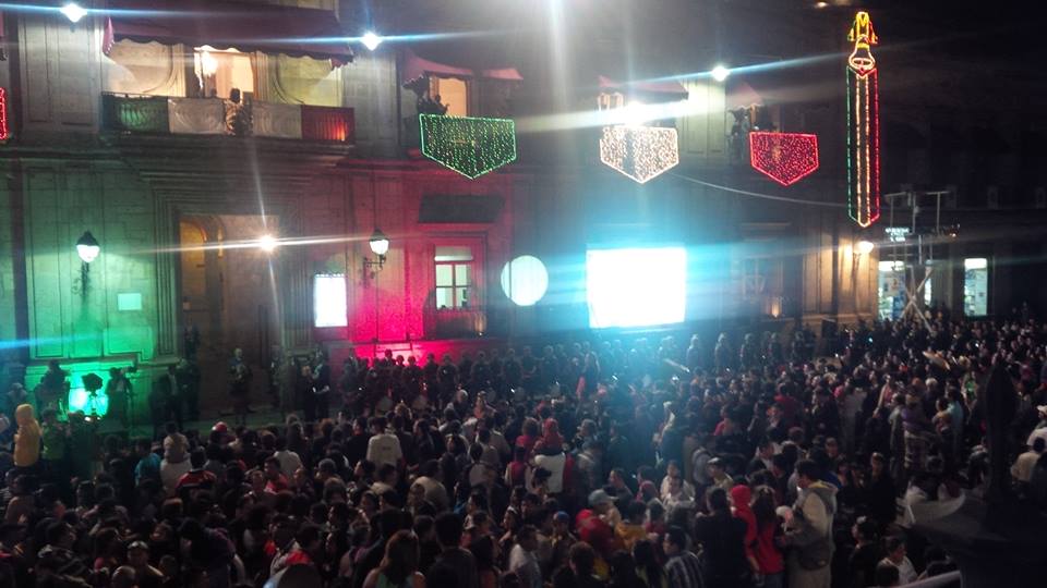 Cientos de morelianos ya reunidos esperando la ceremonia del Grito en Palacio de Gobierno / Pic: @Moremoremor3
