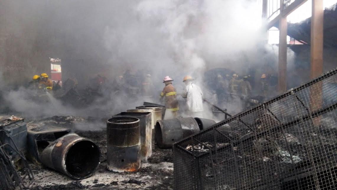 incendio bodega bomberos