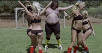 lucha entre gordito y modelo