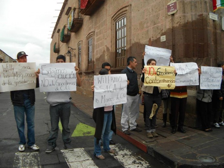 manifestación fuera gasolinera de CU Morelia 2