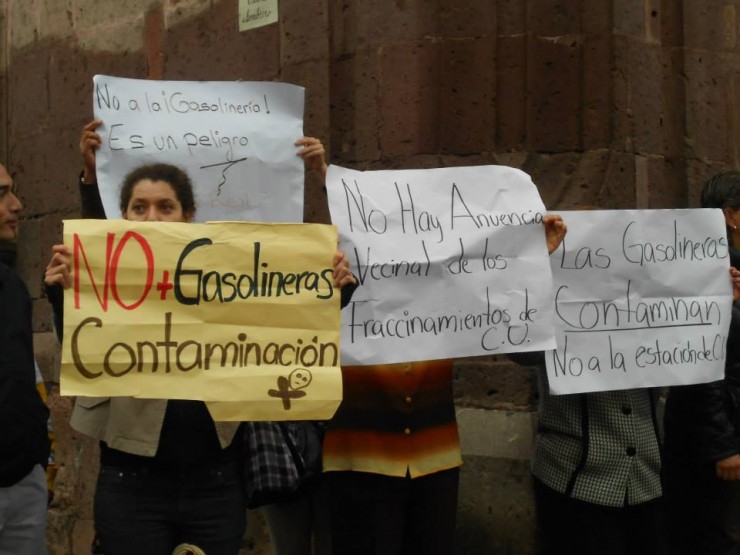 manifestación fuera gasolinera de CU Morelia 3