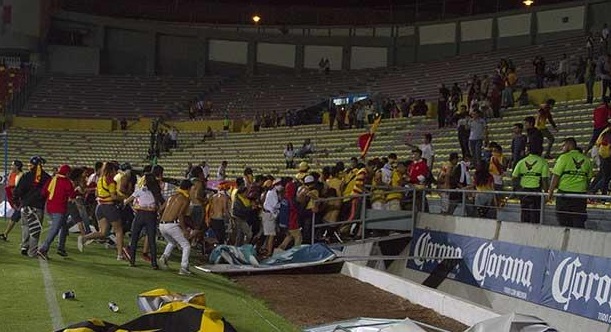 Invasores replegándose momentáneamente de la seguridad del estadio / Foto Vía: @estoenlinea