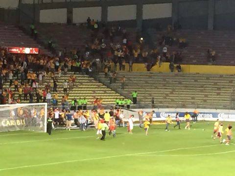 Invasión de cancha en el Morelos tras la derrota ante Pumas / Foto Vía: Canarios por Siempre