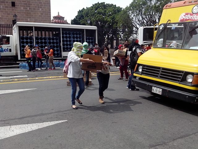 Normalistas apañando camiones repartidores en pleno Centro de Morelia Pic: Changoonga/ @liacastaneyra