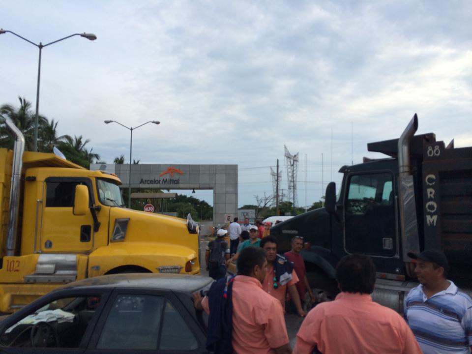 Bloqueod e transportistas realizado este martes en el puerto / Foto: Especial