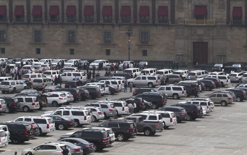 El Presidente de la República, Enrique Peña Nieto dio su segundo informe e gobierno al medio día de este martes, acompañado de funcionarios y empresarios de todo el país, quienes utilizaron el zócalo capitalino como estacionamiento.