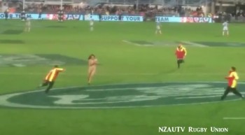 ¡Partidazo! Mujer Desnuda Invade La Cancha En Pleno Juego