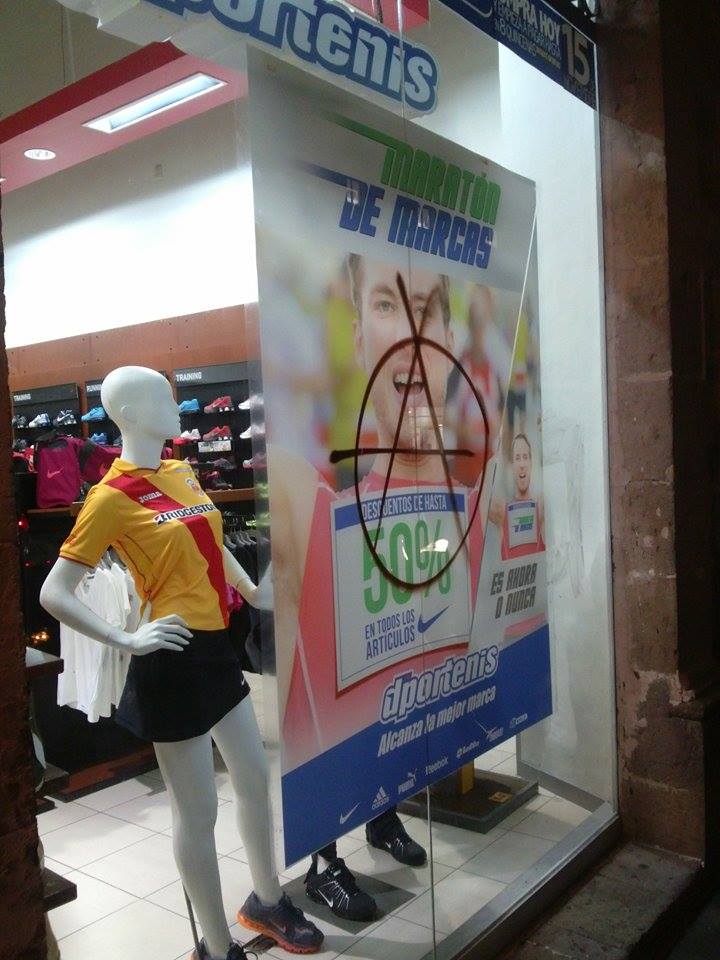 La tienda Deportenis con una "A" de los Anarkistas / Pic: @michangoonga