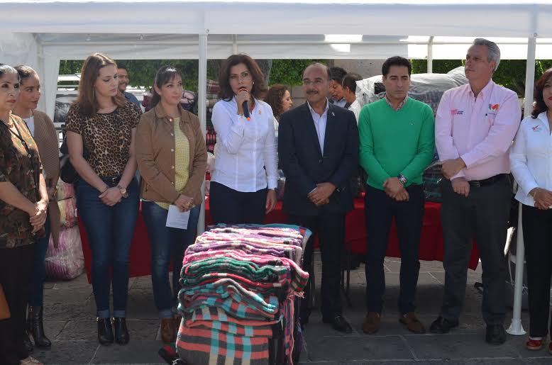 ARRANCAN DIF MORELIA CAMPAÑA “DALE CALOR A UNA FAMILIA, DONANDO UNA COBIJA”.