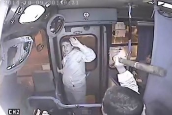 Chofer De Autobús Captura A Ladrón Sin Dejar  De Manejar