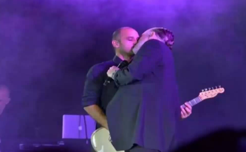 #VIDEO: Miguel Bosé Le Da Tremendo Beso A Su Guitarrista