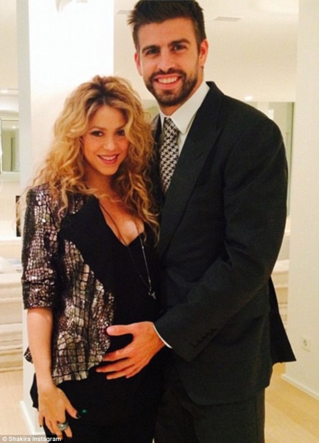 Shakira muestra la pancita junto a Piqué