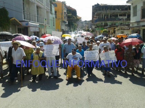 adultos mayores marcha por normalistas de Ayotzinapa