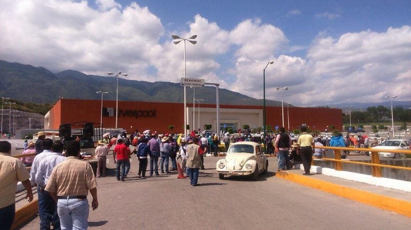 bloqueo centro comercial por maestros en Guerrero
