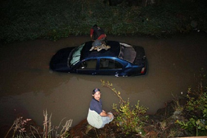 cae automovilista borracho a río frente a Casa de Gobierno Morelia