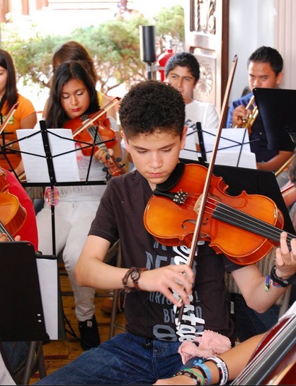 chavito discriminado en Uruapan por ser ciego orquesta