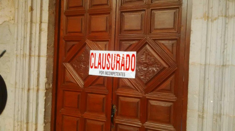 clausuran vecinos de villa universidad salon de cabildo del ayuntamiento