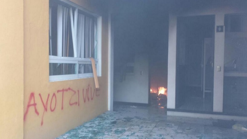 incendian maestros sede del PRD en Guerrero 3