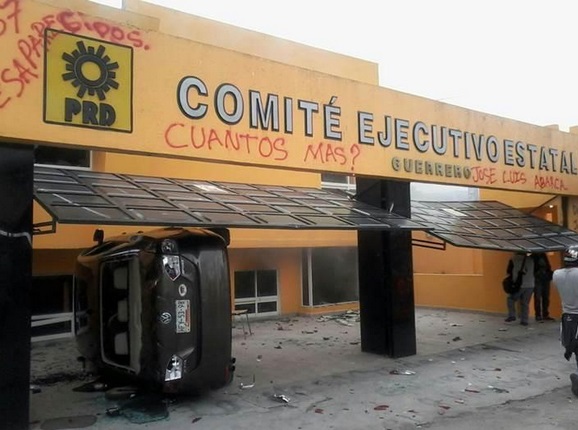 incendian maestros sede del PRD en Guerrero