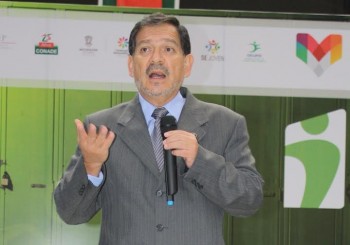 El doctor y director de Medicina y Ciencias Aplicadas al Deporte de la Comisión Nacional de Cultura Física y Deporte (CONADE), Juan Manuel Herrera, realizó una magistral ponencia titulada “Muerte súbita”, durante el tercer día de actividades de la II edición del Congreso Internacional de Ciencias Aplicadas al Deporte “Deportium Morelia 2014”, evento que se desarrolla en el auditorio del Complejo Deportivo Bicentenario. “La muerte súbita en el deporte, es el fallecimiento imprevisto del atleta durante el evento deportivo, pese a las revisiones y chequeos médicos previos, los cuales no detectaron algún tipo de riesgo, suceso que causa un impacto negativo en el deporte, en los atletas y en lo social”, explicó Juan Manuel Herrera. De acuerdo al experimentado galeno, las personas menores de 35 años son más propensas a sufrir este fenómeno, derivado de variantes como enfermedades hereditarias, el tipo de entrenamiento al cual se someten y el uso de sustancias, factores determinantes para el deceso imprevisto de la persona. Por otro lado, en mayores de 35 años, se presentan factores de riesgo para este particular tipo de muerte, algunos no modificables como la edad y el sexo; y otros que sí como el colesterol, la obesidad, el sedentarismo, el tabaquismo y la hipertensión arterial.  “La Organización Mundial de la Salud, marca que 30 minutos es el tiempo adecuado para realizar una actividad deportiva, con el único fin de manejar y mantener la salud”, declaró el especialista. El uso de sustancias prohibidas, según el médico, ha ocasionado daños irreparables en diversos deportistas, incluso la misma muerte, como el pedalista Fabio Fazio, el ciclista Tom Simpson y Korey Stringer, exjugador de futbol americano, entre algunos más. Algunas de las sustancias que pueden desenlazar en la muerte son: estimulantes, narcóticos, esteroides y hormonas, que ya había presentado previamente en su exposición “Doping en el deporte”. El ejercicio mal dosificado es otra de las causas para presentar este tipo de muerte, al generar una carga de estrés en el organismo muy fuerte. “Generalmente la asociación del uso de sustancias prohibidas y el ejercicio mal dosificado, causan la muerte. Tenemos muchas muertes relacionadas con dopaje y es un punto en el que tenemos que llamar la atención para que deje de suceder”. Por último, el especialista, compartió algunos de los puntos clave para evitar una muerte súbita. “Tenemos que estudiar al deportista de manera integral, hacerle una evaluación morfológica y funcional completa y después hacer un estudio de seguimiento, analizando las cargas de entrenamiento y la repercusión que tengan en su organismo, para obtener la capacidad y posibilidad de implementar acciones de mejora con ese deportista”.