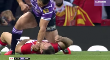 jugador de rugby golpea a otro